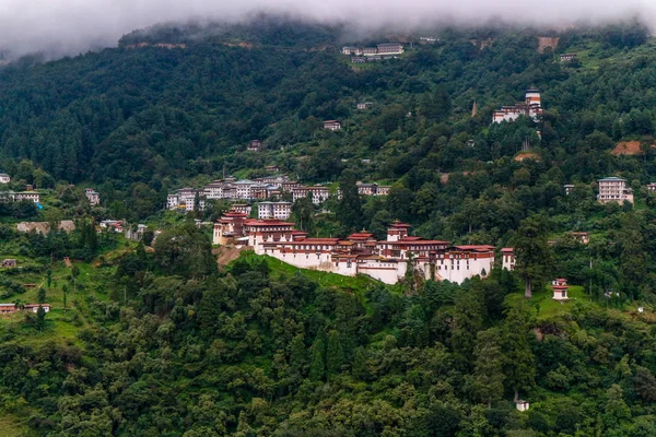 Vedere de Trongsa Dzong și Ta-Dzong cu dealuri cețoase, Bumthang, Bhutan, Asia . — Fotografie, imagine de stoc