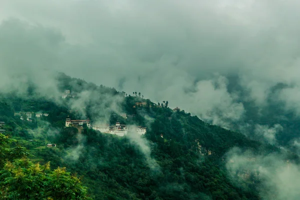 Перегляд Тронгси Дзонг з туманного пагорби, Bumthang, Бутан, Азії. — стокове фото