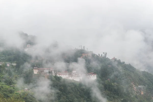 Sisli hills, Bumthang, Bhutan, Asya ile Trongsa Dzong görmek. — Stok fotoğraf