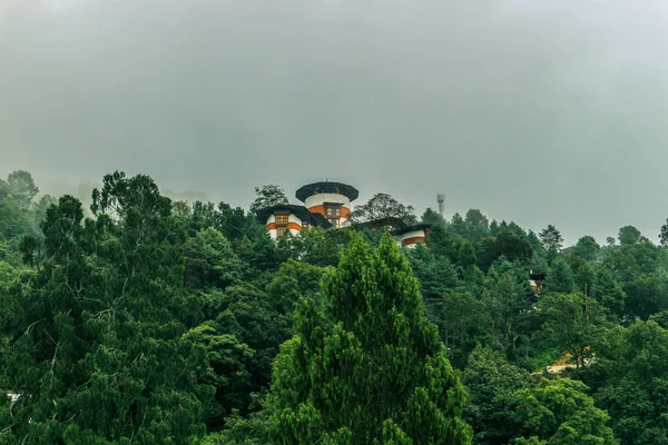 Ta-Dzong (torre de vigilancia) situada por encima de Trongsa Dzong y alberga un museo recién inaugurado, Bután . — Foto de Stock