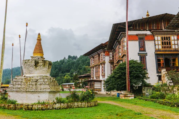 Kurjey Lhakhang: El templo de las impresiones en el valle de Bumthang, Bhu —  Fotos de Stock