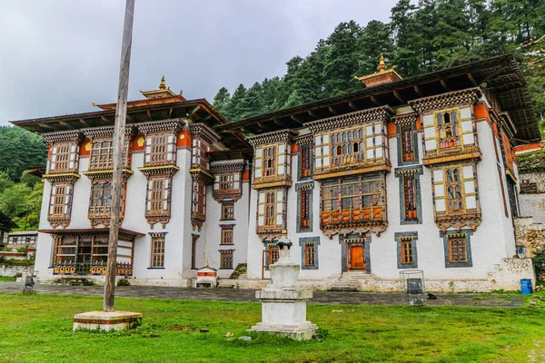 Kurjey Lhakhang: El templo de las impresiones en el valle de Bumthang, Bután —  Fotos de Stock