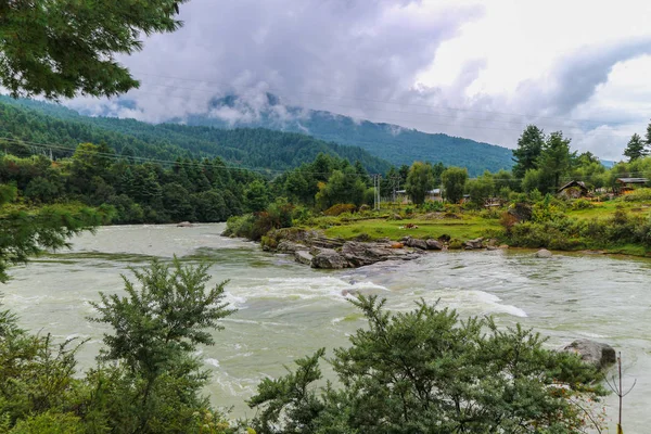 Sat în apropiere de Mangde Chhu (râul Tongsa) în Bumthang, Bhutan . — Fotografie, imagine de stoc