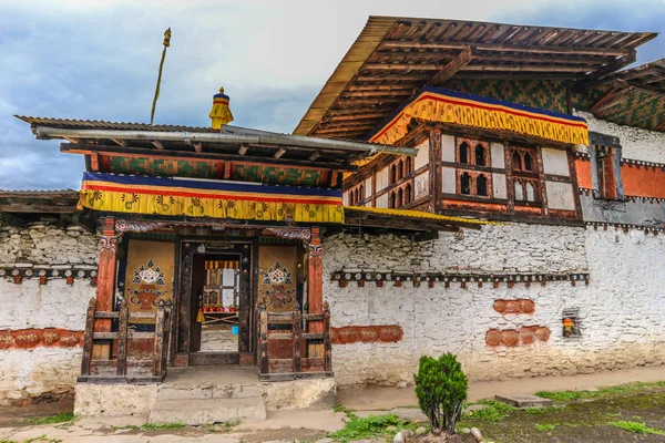 Architektury tradycyjnej bhutańskiej świątyni w Bhutanie. — Zdjęcie stockowe