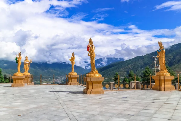 Estatuas doradas de dioses femeninos budistas en el templo Buddha Dordenma, Thimphu, Bután — Foto de Stock