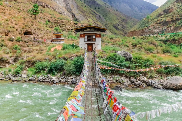 Demir köprü Tamchog Lhakhang Manastırı, nehir: Paro, Bhutan.