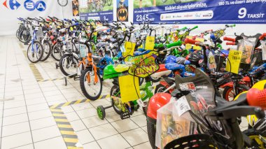 Eskişehir - 05 Haziran 2017: Çocuk bisikletler çocuklar için Eskişehir Carrefour süpermarkette sergilenen