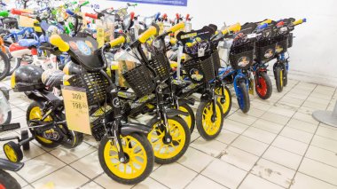 Eskişehir - 05 Haziran 2017: Çocuk bisikletler çocuklar için Eskişehir Carrefour süpermarkette sergilenen