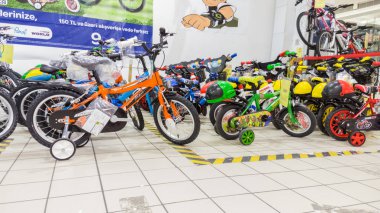 Eskişehir - 05 Haziran 2017: Çocuk bisikletler çocuklar için Eskişehir Carrefour süpermarkette sergilenen