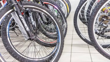 Eskişehir - 05 Haziran 2017: Closeup Bisiklet tekerlekler lastik Eskişehir Carrefour süpermarkette üzerinde duruldu