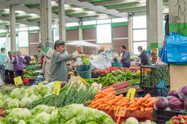 Eskişehir - 15 Haziran 2017: Eskişehir, Türkiye'de geleneksel tipik Türk bakkal ın Bazaarı insanlara. 
