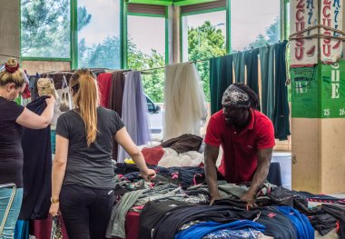 Eskişehir - 15 Haziran 2017: Eskişehir, Türkiye'de geleneksel tipik Türk bakkal ın Bazaarı insanlara.