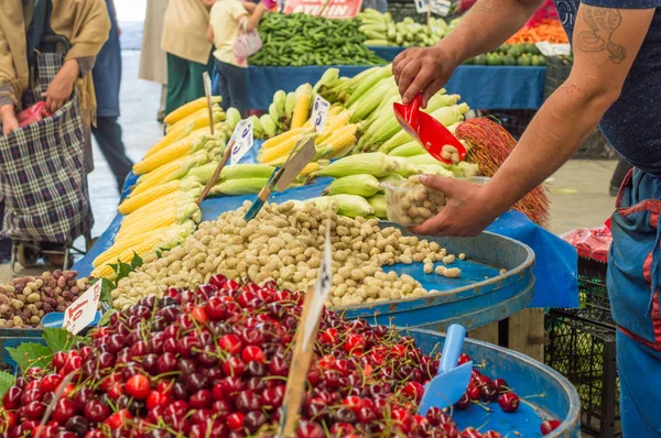 Verkäufer Mann Hand legt weiße Maulbeeren in einem Plastikbecher mit roter Schaufel in einem typisch türkischen Gemüsebasar in eskisehir, Türkei. — Stockfoto