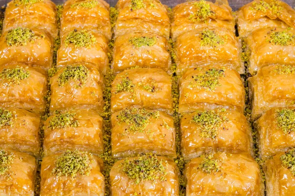 Primer plano del delicioso postre tradicional turco "Baklava" con pistacho — Foto de Stock