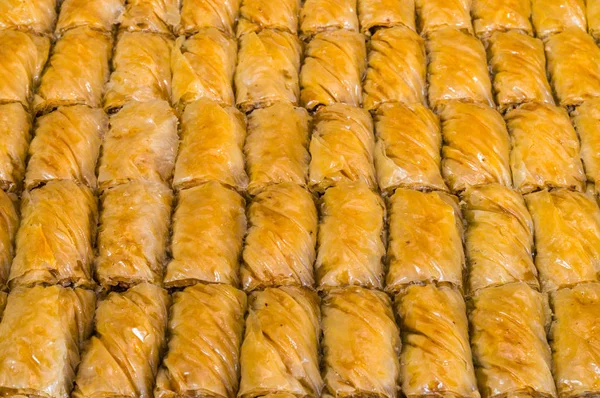 Primer plano del delicioso postre tradicional turco "Baklava" con nuez — Foto de Stock