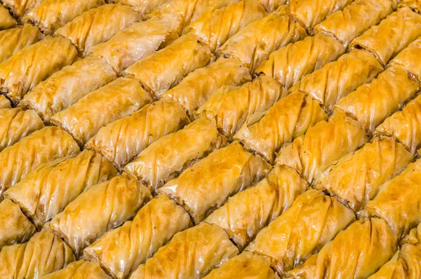 Primer plano del delicioso postre tradicional turco "Baklava" con nuez — Foto de Stock