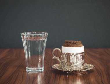 Geleneksel bakır fincan su ile Türk kahvesi servis