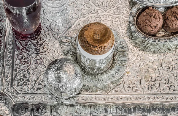 Türkischer Kaffee serviert mit Serbet und Keksen im traditionellen Kupfer-Servierset — Stockfoto