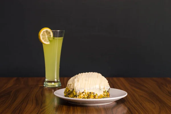 Lemone 木製テーブルの上のガラスとピスタチオとホワイト チョコレートのムースケーキ — ストック写真