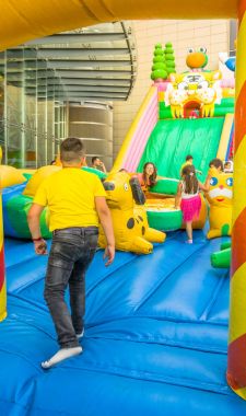 Eskişehir - 25 Haziran 2017: Eskişehir, Türkiye'de renkli oyun oynayan çocuklar.