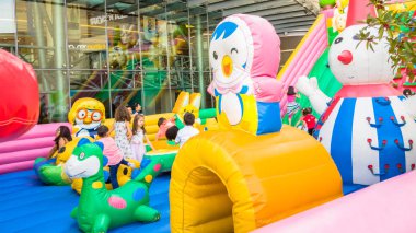 Eskişehir - 25 Haziran 2017: Eskişehir, Türkiye'de renkli oyun oynayan çocuklar.