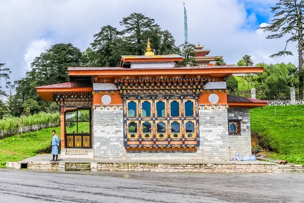 廷布，不丹-2016 年 9 月 10 日： 传统不丹大厦附近德鲁克旺杰 Lhakhang. — 图库照片