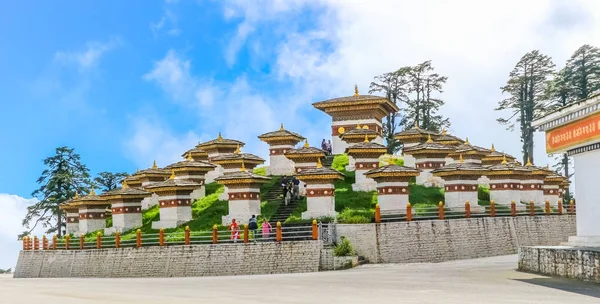 Thimphu, Bhutan - 10 Eylül 2016: Druk Wangyal Khangzang Stupa ile 108 chortens, Dochula Pass, Bhutan. 
