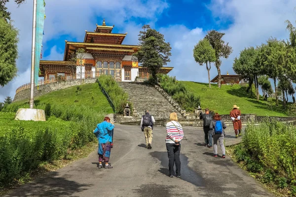 Тхімпху, бутан - 10 Вересень 2016: Туристів, проходячи через друк Wangyal Лхаканг храму, Dochula перевал, бутан. Dochula перевал знаходиться на шляху до Пунакха від Тхімпху. — стокове фото