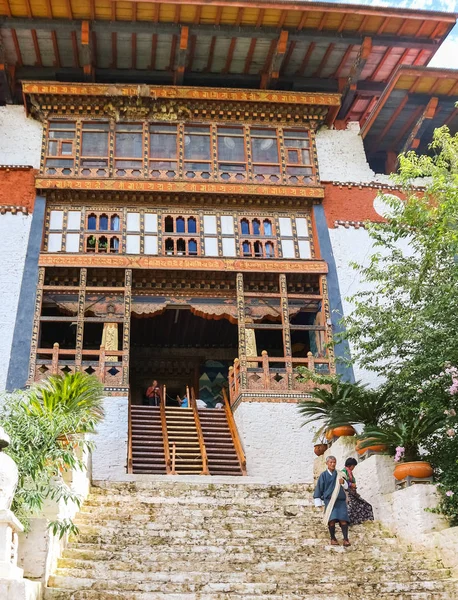 Paro, Bhoutan - 10 septembre 2016 : Vue en angle bas des escaliers du vieux temple . — Photo