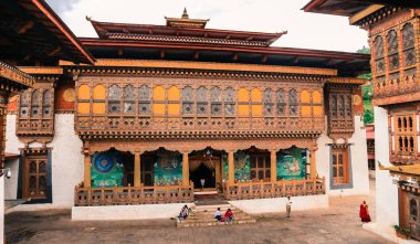 Thimphu, Bhutan - 10 Eylül 2016: insanlar geleneksel Bhutan tapınak mimarisi Bhutan, Güney Asya ziyaret.