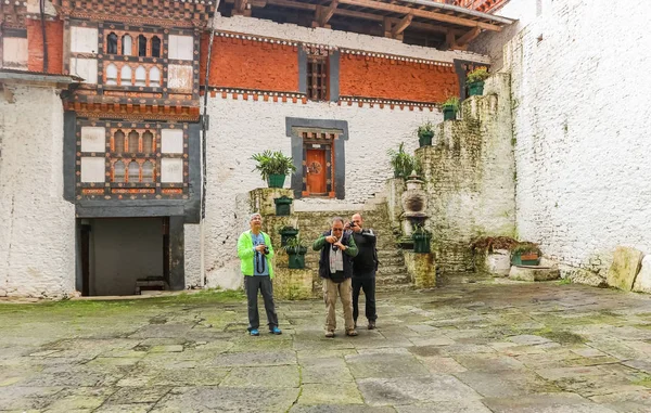 Trongsa, Birleşik Arap Emirlikleri - 12 Eylül 2016: Trongsa Dzong, Bhutan avluda çekim üç beyaz adam