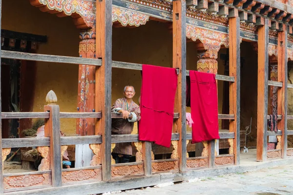 Trongsa, Bhutan - 12 September 2016: Lycklig bhutanesiska man titta på bakgården av Trongsa Dzong, Bhutan — Stockfoto