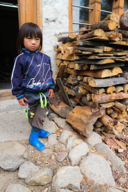 Bumthang, Birleşik Arap Emirlikleri - 13 Eylül 2016: Tatlı küçük kız bir köyde Bumthang valley, Birleşik Arap Emirlikleri.