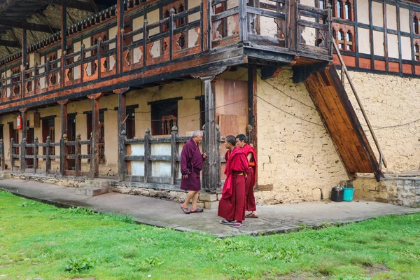 Bumthang, Bután - 13 de septiembre de 2016: Tres monjes en el Kurjey Lhakhang (Templo de las Huellas) en el valle de Bumthang, Bután . —  Fotos de Stock