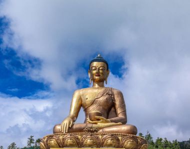 Mavi gökyüzü Vee bulutlar arka plan, Thimphu, Bhutan, Güney Asya ile dev Buda Dordenma heykelinin portre görünümü
