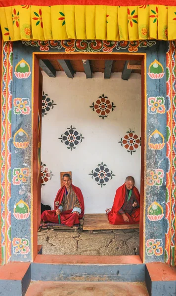 Thimphu, Bhutan - 15 September 2016: Två munkar sitter i rummet i Simtokha Dzong, Thimphu, Bhutan, södra Asien — Stockfoto
