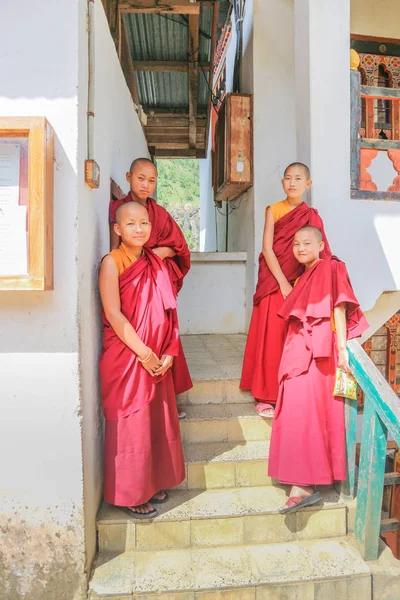 Phuentsholing, Bután - 16 de septiembre de 2016: Joven monje butanés de pie en las escaleras de un monasterio en Phuentsholing Town, Bután, Asia Meridional — Foto de Stock