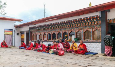 Thimphu, Birleşik Arap Emirlikleri - 15 Eylül 2016: Simtokha Dzong, Thimphu, Bhutan, Asya arka bahçesinde otururken Bhutan rahipler