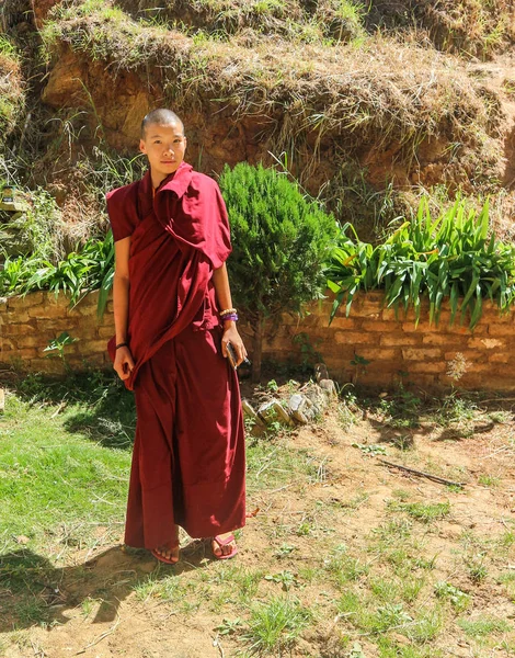 Thimphu, Bután - 16 de septiembre de 2016: Joven monje butanés de pie en el jardín de un monasterio en Bután, Asia del Sur — Foto de Stock
