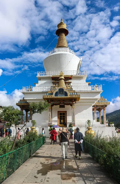 Thimphu, Bhutan - 16 September 2016: Turister på den nationellt minnesmärke Chorten, Thimphu, Bhutan, Sydasien — Stockfoto