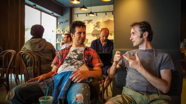 Istanbul, Türkiye - 02 Haziran 2017: Arkadaşlar Starbucks coffee shop Istanbul'da.