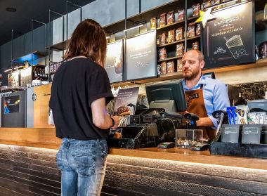 Istanbul, Türkiye - 02 Haziran 2017: Barista ve müşteri Starbucks coffee shop Istanbul'da. 