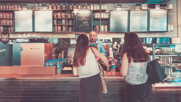 이스탄불, 터키-6 월 2 일, 2017: 바리 스타와 이스탄불에서 스타벅스 커피가 게에서 고객. — 스톡 사진