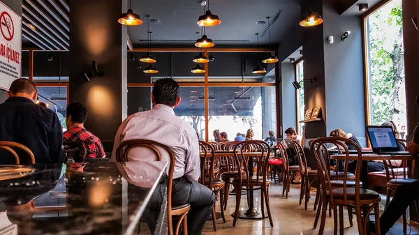 Istambul, Turquia - 02 de junho de 2017: Pessoas no café Starbucks em Istambul . — Fotografia de Stock