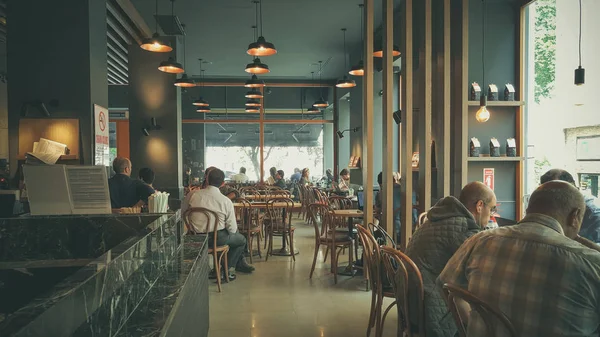 Istanbul, Türkiye - 02 Haziran 2017: İnsanlar Starbucks coffee shop Istanbul'da.