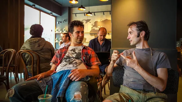 Istanbul, Türkiye - 02 Haziran 2017: Arkadaşlar Starbucks coffee shop Istanbul'da.
