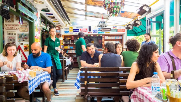 Eskisehir, Turkije - 16 juli 2017: Klanten en drukke medewerkers in de moderne wereld keuken restaurant genaamd Travelers' Cafe op Porsuk, Eskisehir — Stockfoto