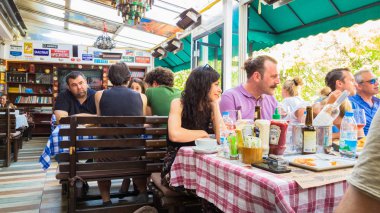 Eskişehir, Türkiye - 16 Temmuz 2017: Modern dünya mutfağı restoran müşterileri yolcuları Cafe Eskişehir Porsuk aradı.