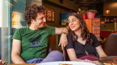 Eskişehir - 16 Temmuz 2017: Eskişehir krep kafede oturmuş mutlu genç çift.