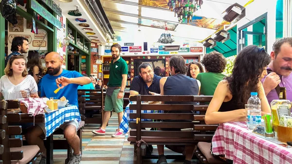 Eskisehir, Turkije - 16 juli 2017: Klanten en drukke medewerkers in de moderne wereld keuken restaurant genaamd Travelers' Cafe op Porsuk, Eskisehir — Stockfoto
